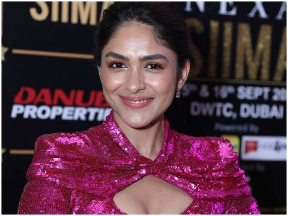 Mrunal Thakur: సైమా వేడుకల్లో మెరిసిపోతున్న సీతారామం బ్యూటీ మృణాల్ ఠాకూర్ Mrunal Thakur: సైమా వేడుకల్లో మెరిసిపోతున్న సీతారామం బ్యూటీ మృణాల్ ఠాకూర్