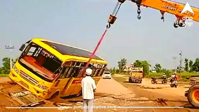 A private school bus overturned in Gurdaspur  more than 50 children and 4 teachers were on board  many were injured. Punjab News: ਗੁਰਦਾਸਪੁਰ 'ਚ ਨਿੱਜੀ ਸਕੂਲ ਦੀ ਬੱਸ ਪਲਟੀ, ਬੱਸ 'ਚ 50 ਤੋਂ ਵੱਧ ਬੱਚੇ ਤੇ 4 ਅਧਿਆਪਕ ਸਵਾਰ,ਕਈ ਜ਼ਖ਼ਮੀ