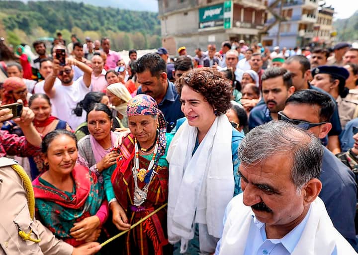 कांग्रेस नेता प्रियंका गांधी ने अपने हिमाचल दौरे के दौरान मंगलवार (12 सितंबर) को  कुल्लू, मनाली और मंडी में आपदा प्रभावितों से मुलाकात की. इस दौरान उनके साथ कई नेता मौजूद रहे.