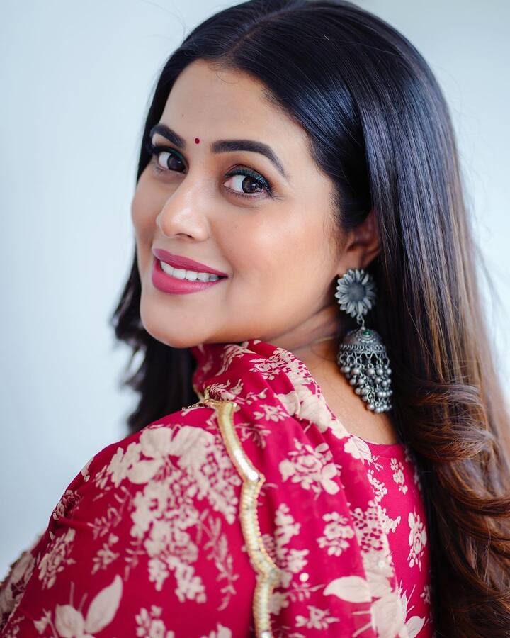 తల్లి అయిన తర్వాత పూర్ణ అందం మరింత రెట్టింపు అయ్యింది. Photo Credit: Shamna Kkasim ( purnaa )/Instagram