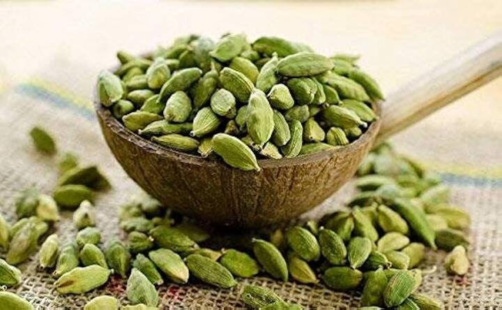 અન્ય ઘણા ભારતીય મસાલાઓની જેમ, ઇલાયચી પણ તમારા પાચન ઉત્સેચકોને ઉત્તેજિત કરે છે અને તંદુરસ્ત ચયાપચયને પ્રોત્સાહન આપે છે, જે વજન ઘટાડવા માટે એક મહત્વપૂર્ણ પરિબળ છે.