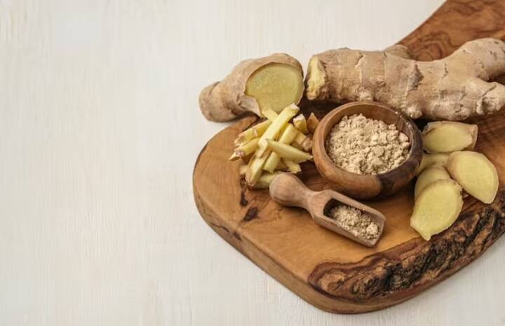 અનિયમિત માસિક સ્રાવ પીડાદાયક હોઈ શકે છે. આવી સ્થિતિમાં તમારે આદુનું સેવન કરવું જોઈએ. તાઈવાની જર્નલ ઑફ ઑબ્સ્ટેટ્રિક્સ એન્ડ ગાયનેકોલોજીમાં પ્રકાશિત થયેલા અભ્યાસ સહિત ઘણા અભ્યાસમાં જાણવા મળ્યું છે કે આદુ માસિક ધર્મના દુખાવાથી રાહત અપાવવામાં મદદરૂપ સાબિત થઈ શકે છે.