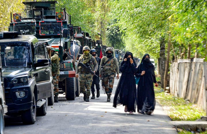 कश्मीर के अनंतनाग जिले के कोकेरनाग इलाके में शुक्रवार (15 सितंबर) को भी आतंकियों के साथ सुरक्षाबलों का एनकाउंटर जारी रहा.