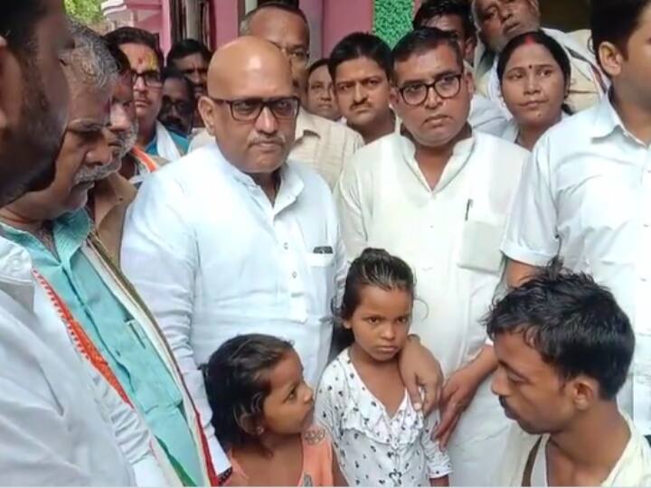 UP Congress President Ajay Rai in Mirzapur meets family of dead guard bank robbery and firing case ANN UP News: कैश लूटकांड में मृतक गार्ड के परिवार से मिलने मिर्जापुर पहुंचे अजय राय, सरकार के सामने रखी ये मांग