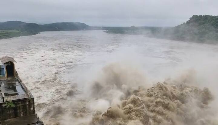 અધિકારીઓને જગ્યાના છોડી સ્ટેન્ડબાય રહેવા પણ આદેશ આપી દેવાયા છે.