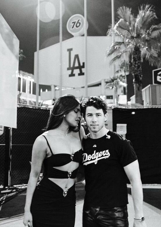 प्रियंका चोपड़ा अपने पति निक जोनस का जन्मदिन स्पेशल अंदाज में मनाती दिखीं. इस दौरान प्रियंका ने निक के बर्थडे को बेहज स्पेशल करने की कोशिश की.