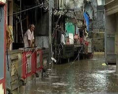 Photos: નર્મદાના પાણીથી ચાંદોદમાં તબાહીના દ્રશ્યો, ઘરોમાં પાણી ઘૂસતા લોકોને ઉંચા કરીને લઇ જવાયા બૉટમાં, રેસ્ક્યૂની તસવીરો....