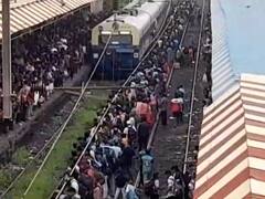 कोकणात जाणाऱ्या रेल्वे गाड्यांचं वेळापत्रक कोलमडलं; नियोजनाच्या अभावामुळे गाड्या 6 तास उशीरानं