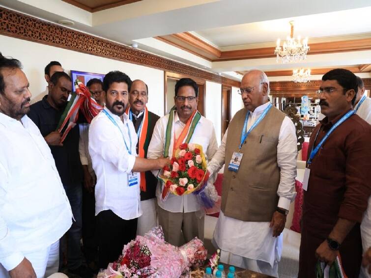 Mahbubnagar former MLA Yennam Srinivas Reddy joined Congress Yennam Srinivas Reddy: టీ కాంగ్రెస్‌లో నయా జోష్, పార్టీలో చేరిన మరో మాజీ ఎమ్మెల్యే