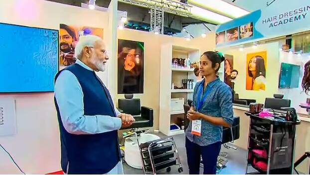 ਪ੍ਰਧਾਨ ਮੰਤਰੀ ਨੇ ਆਪਣੇ ਜਨਮ ਦਿਨ ਦੇ ਮੌਕੇ 'ਤੇ ਪੀਐੱਮ ਵਿਸ਼ਵਕਰਮਾ ਪੋਰਟਲ ਲਾਂਚ ਕੀਤਾ ਹੈ। ਇਸ 'ਤੇ ਕਾਰੀਗਰਾਂ ਦੀ ਬਾਇਓਮੀਟ੍ਰਿਕ ਪ੍ਰਣਾਲੀ ਨਾਲ ਮੁਫ਼ਤ ਰਜਿਸਟਰੇਸ਼ਨ ਕੀਤੀ ਜਾਵੇਗੀ।