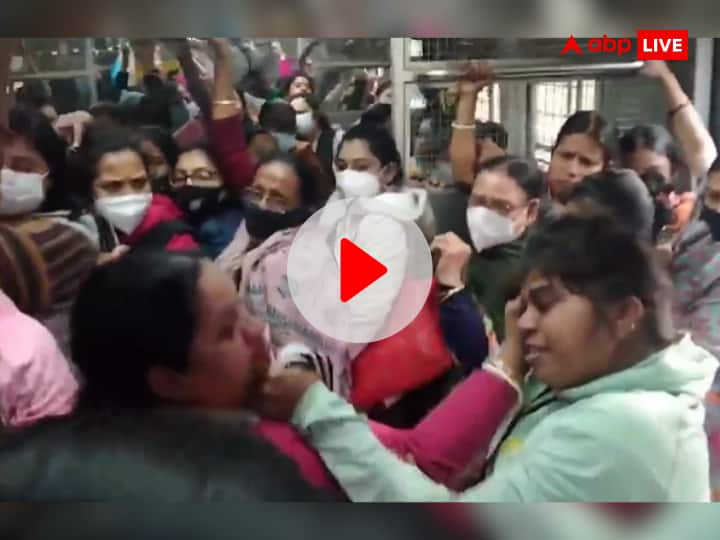 Mumbai Local Train Two Women Fight Video Viral On Social Media ट्रेन में भिड़ गईं दो महिलाएं, एक ने खींचे बाल...तो दूसरी ने आंख नोचकर निकाल दिया खून, सामने आया VIDEO