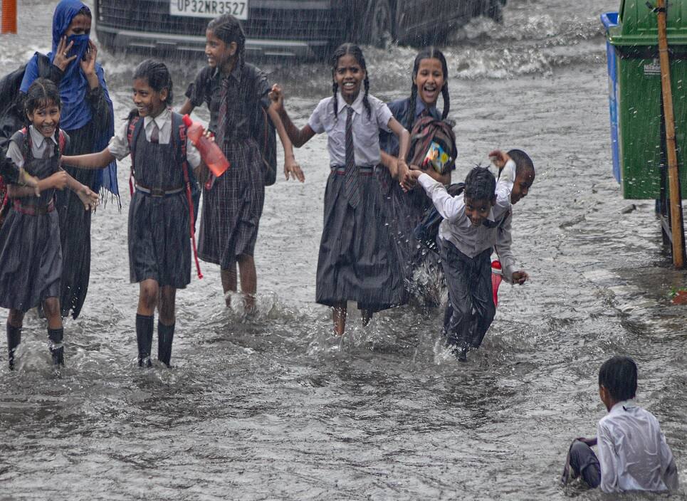 School Leave: கனமழை எதிரொலி - கன்னியாகுமரியில் பள்ளிகளுக்கு மட்டும் இன்று விடுமுறை அறிவிப்பு Heavy rain reverberates - today Holiday notice for schools only in Kanyakumari district School Leave: கனமழை எதிரொலி - கன்னியாகுமரியில் பள்ளிகளுக்கு மட்டும் இன்று விடுமுறை அறிவிப்பு