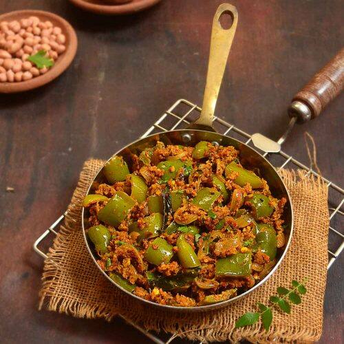 முதலில் மிக்சர் ஜாரில் தக்காளி, முந்திரி, பட்டை, கிராம்பு ஆகியவற்றைப் போட்டு, நன்கு மைய அரைத்து தனியாக வைத்துக் கொள்ள வேண்டும்.