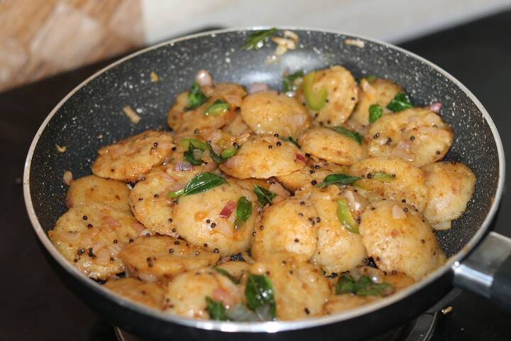 வானலியில் ரீஃபைன்ட் ஆயில் சற்று அதிகாமகவே ஊற்றி சூடாக்கவும்...4 இட்லிகளையும் சற்று சிறு துண்டுகளாக, வெட்டிக் கொள்ளுங்கள். பின்னர் அதனை எண்ணெய்யில் போட்டு பொரித்துக் கொள்ளுங்கள்.