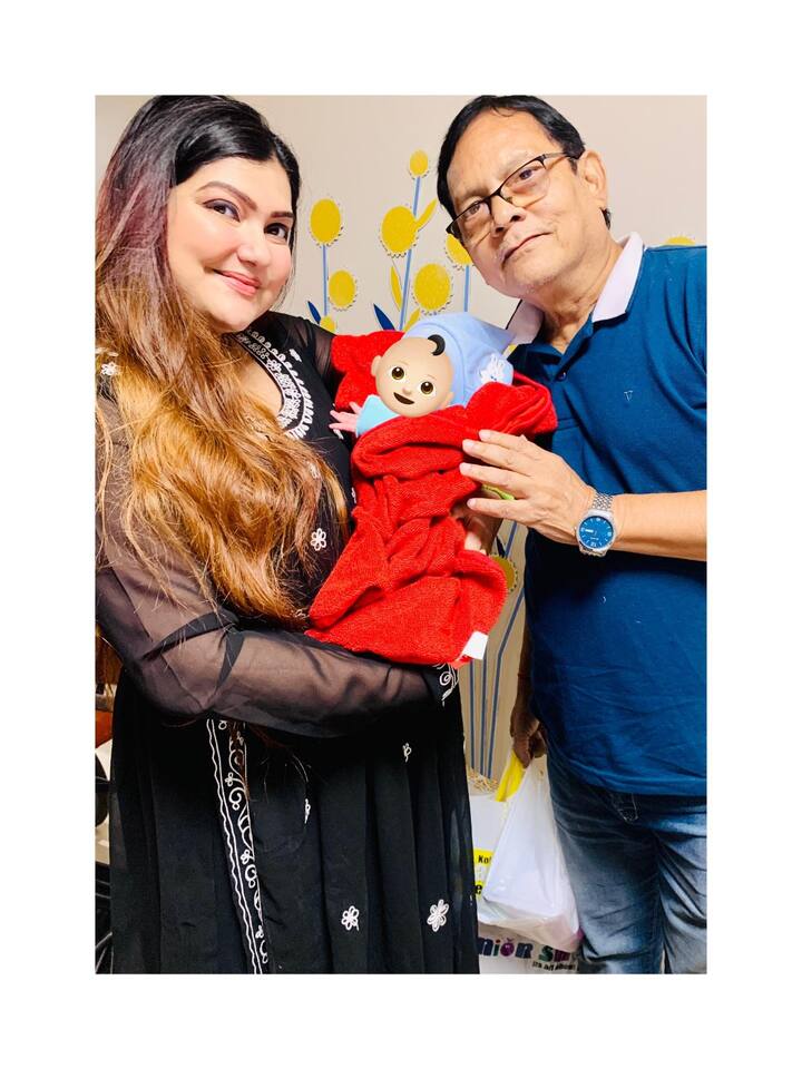 খুব ঘটা করে সাধের অনুষ্ঠানও পালন করেছিলেন তাঁরা। সদ্য ৫ বছরের জন্মদিন গিয়েছে তাঁদের কন্যা আদ্যার। সেই অনুষ্ঠানও হয়েছিল ঘটা করে।
