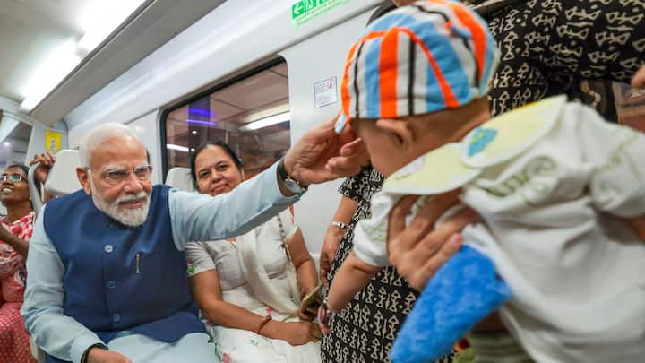 Delhi Metro Ride:৭৩তম জন্মদিনে দিল্লির মেট্রো-সফর করলেন প্রধানমন্ত্রী নরেন্দ্র মোদি। ফাঁকে কথা বললেন যাত্রী ও মেট্রো কর্মীদের সঙ্গে।