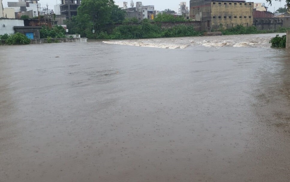 Rain: દુધમતીનું નદીનું રૌદ્ર રૂપ, બે કાંઠે વહેતા દાહોદના મંદિરોમાં પાણી ઘૂસ્યા, જુઓ