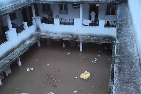 100  saints trapped in Ramananda Ashram due to flooding narmada river  નર્મદા ડેમમાંથી પાણી છોડાતા રામાનંદ આશ્રમમાં 100થી વધુ સંતો પાણી ભરાવાના કારણે ફસાયા