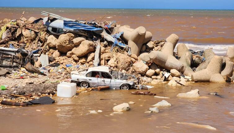 Libya Flood updates tsunami like flood in libya people are searching for their loved ones among the dead bodies on seashore Libya Flood: लिबियामध्ये धरण फुटून महापूर, अर्ध शहर गेलं वाहून; जवळपास 20 हजार जणांचा मृत्यू, पाण्यावर तरंगतायत मृतदेह