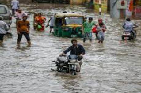 मध्य प्रदेशसह (Madhya Pradesh) राजस्थानमध्ये (Rajasthan) सध्या मुसळधार पाऊस सुरु आहे. मध्य प्रदेशात मुसळधार पावसानंतर परिस्थिती बिकट झाली असून, काही भागात जनजीवन विस्कळीत झालं आहे.