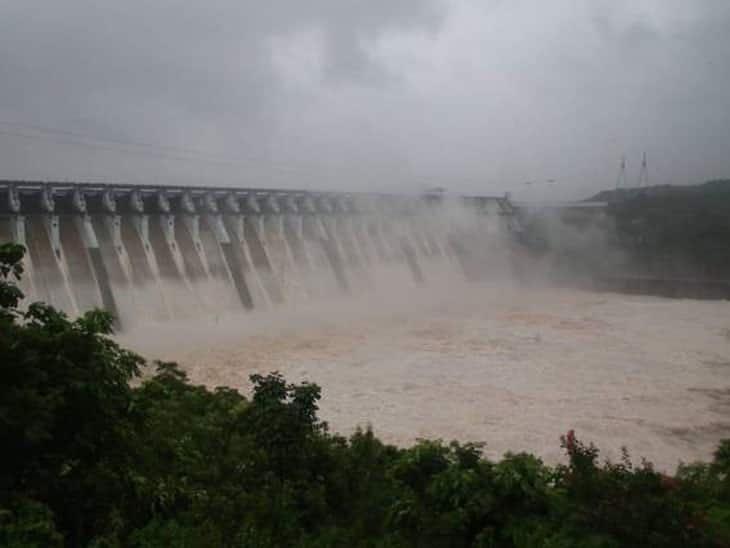 due to heavy rain in Gujarat Narmada dam burst, houses and shops submerged in water, rescue by boat Gujarat Rain Update : નર્મદા ડેમ થયો છલોછલ, આ જિલ્લામાં ઘરો અને દુકાન જળમગ્ન, બોટ દ્રારા કરાયું  રેસ્ક્યુ