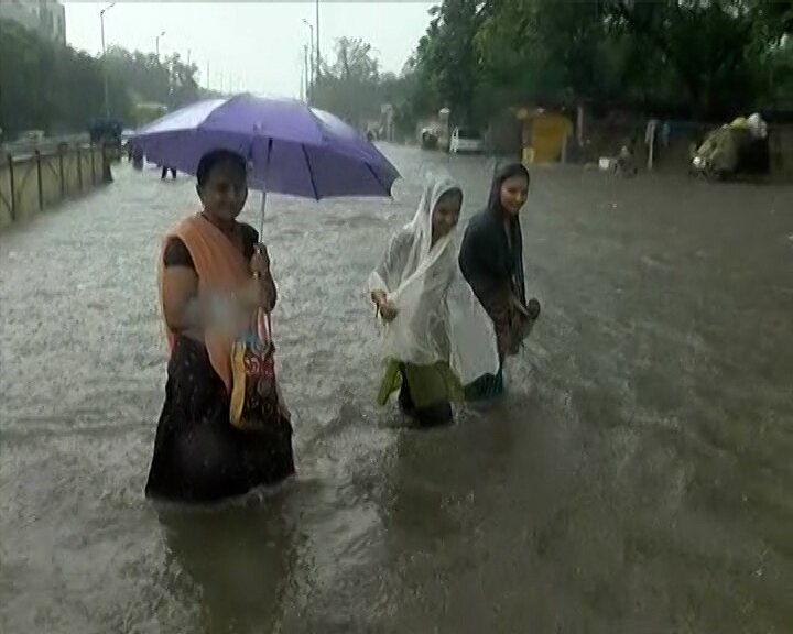 Ahmedabad Rain: વરસાદથી અમદાવાદના રોડ રસ્તા નદીમાં ફેરવાયા, મીઠાખળી અંડરપાસ કરાયો બંધ