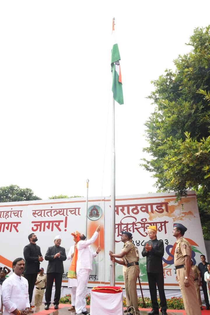 मराठवाडा मुक्तिसंग्राम दिनानिमित्त मुख्य शासकीय ध्वजारोहण समारंभ सिद्धार्थ उद्यान येथे आयोजित करण्यात आला होता.