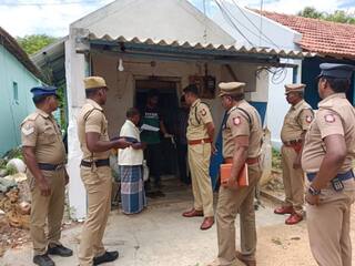 திருச்சி அருகே நாட்டு வெடிகுண்டு தயாரித்து ரவுடிகளுக்கு விற்றவர் கைது
