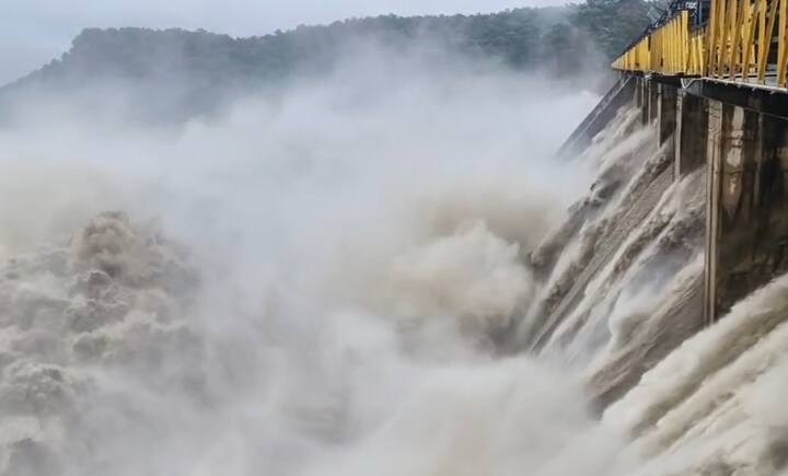 રાજ્યમાં ભારે વરસાદના કારણ કડાણા ડેમ ઓવરફ્લૉ થવાની સ્થિતિ પેદા થઇ છે,