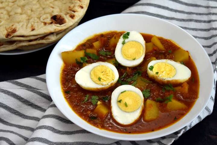 உருளைக்கிழங்கை குக்கரில் தேவையான தண்ணீர் சேர்த்து வேகவைத்து பின் தோல்களை நீக்கி நன்கு மசித்துக்கொள்ள வேண்டும்.