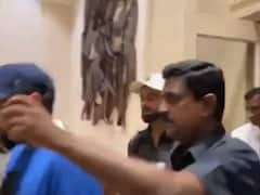 श्रीलंका में विराट कोहली को लेकर दिखी फैंस की दीवानगी, अचानक प्रशंसकों के बीच फंसे, देखें वीडियो