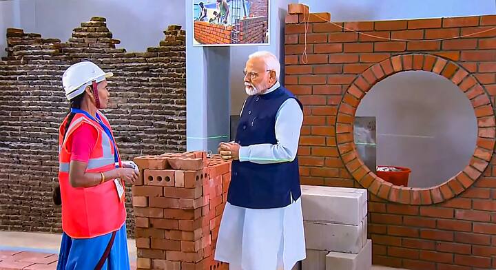 इसके साथ ही उन्होंने महिला टेलर, नाव बनाने वाले और अन्य कारीगरों से मुलाकात की.