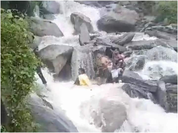 हिमाचल के भागसू वॉटरफॉल में अचानक बढ़ा पानी, जालंधर से घूमने आया युवक बहा, 100 मीटर दूर मिला शव
