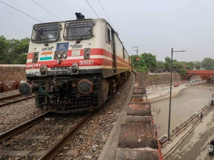 Train Alert Heavy rains on Bharuch Ankleshwar section in Gujarat many trains of Rajasthan cancel and many trains affected ANN Train Alert: भारी बारिश से गुजरात के भरूच-अंकलेश्वर रेलखंड पर असर, राजस्थान की कई ट्रेनें रद्द और कई ट्रेनें प्रभावित
