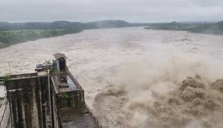 તાજા અપડેટ પ્રમાણે મહીસાગર જિલ્લામાં આવેલો કડાણા ડેમ ફરી એકવાર ઓવરફ્લૉ થયો છે, અને તેનું પાણી છોડવામાં આવી રહ્યું છે.