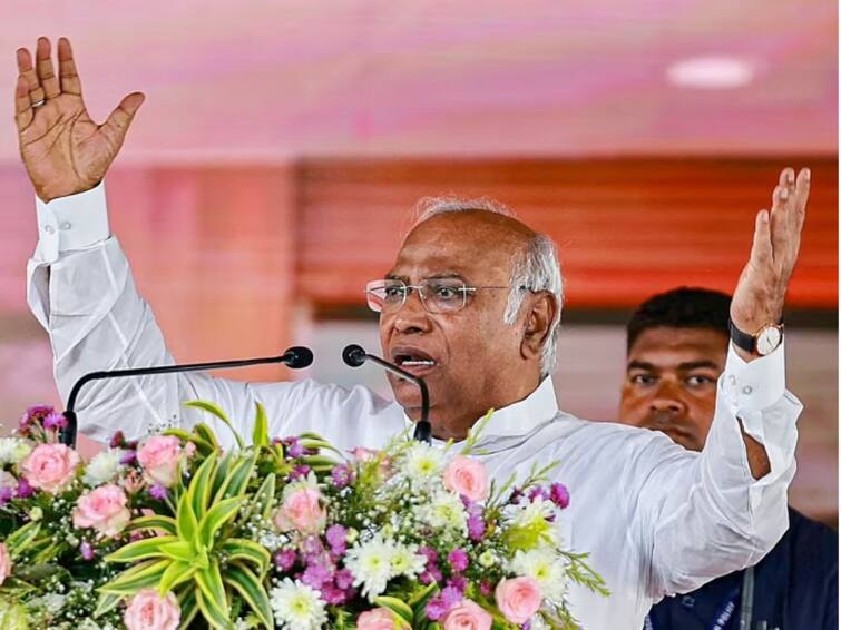 Mallikarjun Kharge At Congress Panel Meet, Advises Self-Restraint, Says 'Must Avoid Going To Media Against Own Leaders' సొంత పార్టీ నేతలపై విమర్శలు వద్దు, మీడియా వరకూ వెళ్లొద్దు - ఖర్గే ఉపదేశం