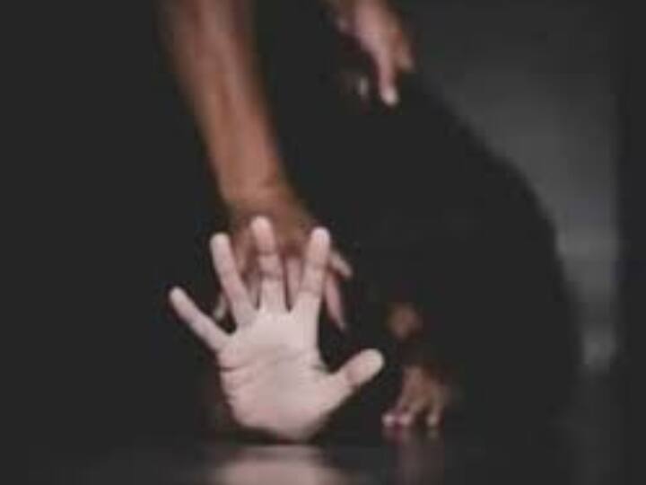 Maharashtra: 'तुम्हारे घर में वास्तु दोष और बुरी ताकतों का साया...', टोने के बहाने पति के दोस्तों ने महिला से कई बार किया रेप Palghar Five people arrested for raping a woman multiple times on the pretext of black magic Maharashtra: 'तुम्हारे घर में वास्तु दोष और बुरी ताकतों का साया...', टोने के बहाने पति के दोस्तों ने महिला से कई बार किया रेप