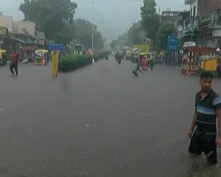 Roads flooded due to heavy rains in Ahmedabad Gujarat Rain Update: અમદાવાદમાં મેઘરાજાની ધમાકેદાર એન્ટ્રી, અનેક વિસ્તાર જળમગ્ન, આ રસ્તા થયા બ્લોક