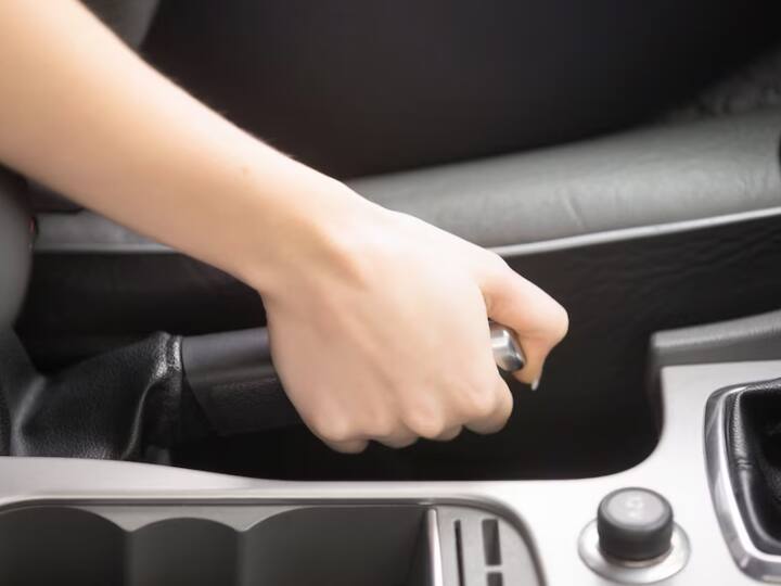 Car Handbrake System known when you should not use car handbrake know reason behind this वो कौनसा टाइम है, जब गाड़ी खड़ी रहने पर भी उसमें हैंडब्रेक नहीं लगाना चाहिए?