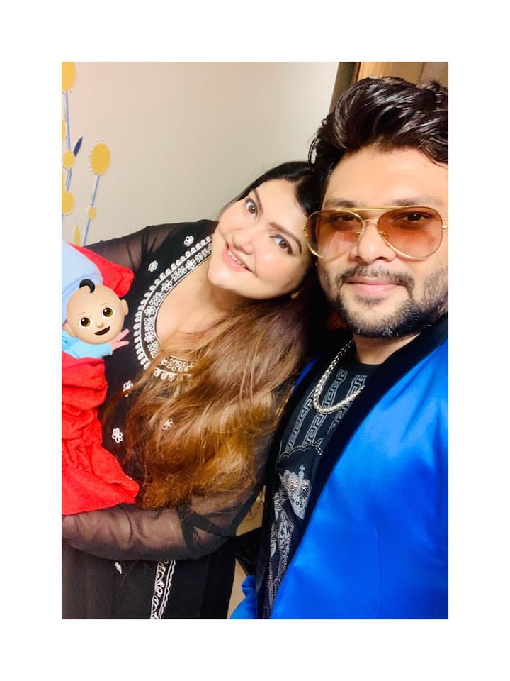 দেবলীনা ও অনীক সদ্যজাতের নাম রেখেছেন 'আদবান'। তাঁদের একটি কন্যাসন্তানও রয়েছে, নাম আদ্যা। তার নামের সঙ্গে মিলিয়েই ছেলের নাম রাখলেন আদবান।