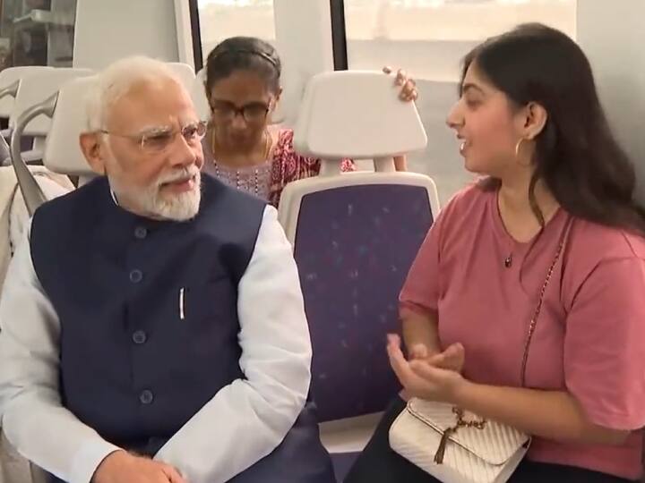 PM Narendra Modi Birthday Metro Ride Yashobhoomi Dwarka Sector 25 Inauguration Birthday Wishes in Sanskrit Delhi Metro- Watch Video Watch: पीएम मोदी ने किया मेट्रो में सफर, एक लड़की ने संस्कृत में दी जन्मदिन की बधाई, खुशी का नहीं रहा ठिकाना