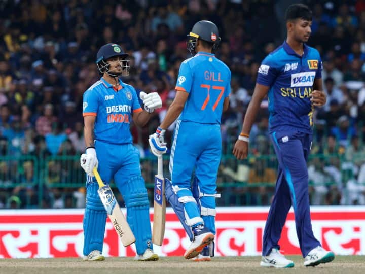 भारत ने श्रीलंका को एशिया कप 2023 के फाइनल में 10 विकेट से हराया. टीम इंडिया ने इस जीत के साथ 8वीं बार एशिया कप के खिताब पर कब्जा किया. भारत ने टॉस हारकर पहले गेंदबाजी की. इस दौरान श्रीलंकाई टीम 50 रनों के स्कोर पर ऑल आउट हो गई. इसके जवाब में भारत ने बिना किसी नुकसान के 6.1 ओवरों में लक्ष्य हासिल कर लिया.