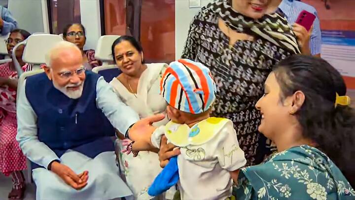 अपने बर्थडे के मौके पर प्रधानमंत्री नरेंद्र मोदी मेट्रो में भी ट्रेवल करते हुए नजर आए, जिसके बाद उन्होंने कई लोगों से बातचीत की.