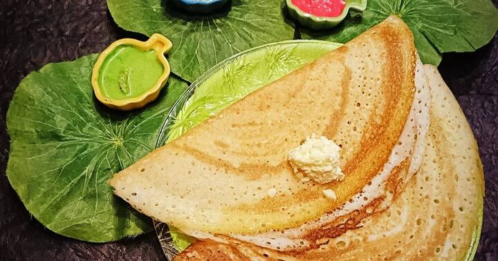 ஊறவைத்த பருப்புகளை உப்பு சேர்த்து நைசாக தோசை மாவு பதத்திற்கு அரைத்துக் கொள்ள வேண்டும். அரைத்த மாவுடன் பொடியாக நறுக்கிய வெங்காயம், பச்சை மிளகாய், கறிவேப்பிலை சேர்த்து நன்றாக கலந்து 2 மணிநேரம் புளிக்க விட வேண்டும்.