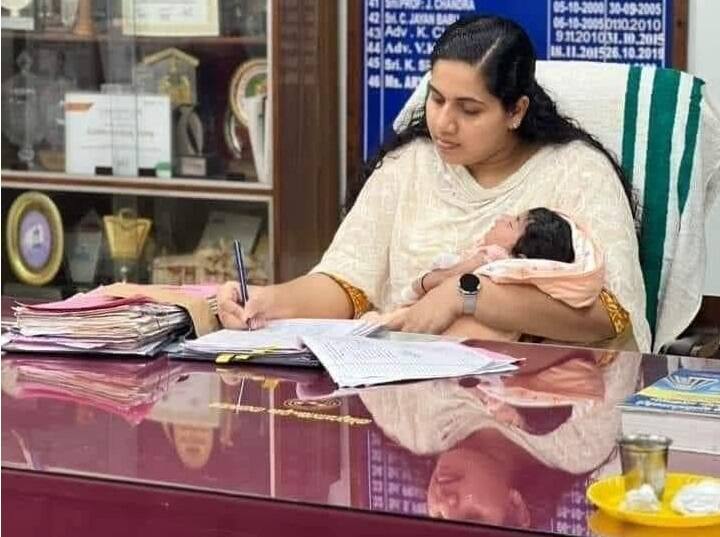 Thiruvananthapuram Mayor Arya Rajendran works in office holding her newborn baby close; pic goes viral Arya Rajendran: பச்சிளம் குழந்தையுடன் பணிக்கு வந்த இந்தியாவின் இளம் மேயர் ஆர்யா ராஜேந்திரன்! - அப்ளாஸ் அள்ளும் புகைப்படம்