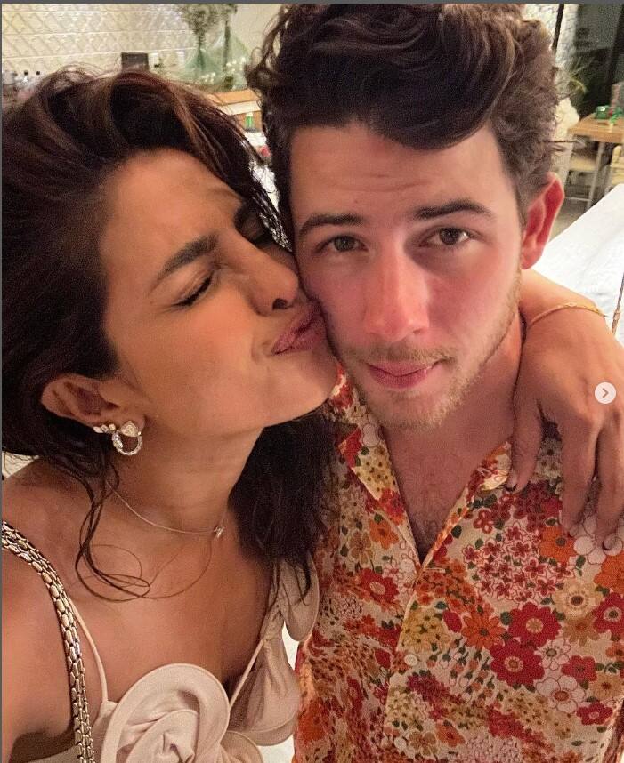 ਪ੍ਰਿਯੰਕਾ ਚੋਪੜਾ ਆਪਣੇ ਪਤੀ ਨਿਕ ਜੋਨਸ ਦਾ ਜਨਮਦਿਨ ਖਾਸ ਤਰੀਕੇ ਨਾਲ ਸੈਲੀਬ੍ਰੇਟ ਕਰਦੀ ਨਜ਼ਰ ਆਈ। ਇਸ ਦੌਰਾਨ ਪ੍ਰਿਯੰਕਾ ਨੇ ਨਿਕ ਦੇ ਜਨਮਦਿਨ ਨੂੰ ਬੇਹੱਦ ਖਾਸ ਬਣਾਉਣ ਦੀ ਕੋਸ਼ਿਸ਼ ਕੀਤੀ। ਪ੍ਰਿਯੰਕਾ ਨੇ ਸੋਸ਼ਲ ਮੀਡੀਆ 'ਤੇ ਨਿਕ ਨਾਲ ਇੱਕ ਪੋਸਟ ਸ਼ੇਅਰ ਕੀਤੀ, ਜਿਸ 'ਚ ਇੱਕ ਤੋਂ ਬਾਅਦ ਇੱਕ ਕਈ ਤਸਵੀਰਾਂ ਸਨ।