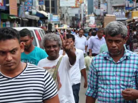 ਆਰਥਿਕ ਸਥਿਤੀ ਵਿੱਚ ਵੀ ਸ਼੍ਰੀਲੰਕਾ ਭਾਰਤ ਦੇ ਮੁਕਾਬਲੇ ਕਿਤੇ ਵੀ ਨਹੀਂ ਹੈ। ਸਾਲ 2021 ਵਿੱਚ ਜਿੱਥੇ ਭਾਰਤ ਦੀ ਜੀਡੀਪੀ 3170 ਬਿਲੀਅਨ ਡਾਲਰ ਸੀ। ਉੱਥੇ ਹੀ ਸ਼੍ਰੀਲੰਕਾ ਦੀ ਜੀਡੀਪੀ 84.52 ਬਿਲੀਅਨ ਡਾਲਰ ਸੀ। ਇਸ ਤੋਂ ਬਾਅਦ ਜਦੋਂ ਭਾਰਤ ਉੱਪਰ ਗਿਆ ਤਾਂ ਸ੍ਰੀਲੰਕਾ ਦੀ ਹਾਲਤ ਹੋਰ ਵੀ ਖ਼ਰਾਬ ਹੋ ਗਈ।