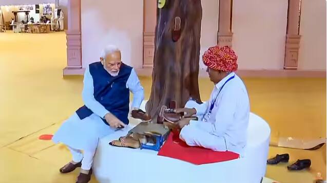 Happy Birthday PM Modi: ਪ੍ਰਧਾਨ ਮੰਤਰੀ ਨਰਿੰਦਰ ਮੋਤੀ ਅੱਜ ਆਪਣਾ 73ਵਾਂ ਜਨਮਦਿਨ ਮਨਾ ਰਹੇ ਹਨ। ਆਪਣੇ ਜਨਮਦਿਨ ਦੇ ਖ਼ਾਸ ਮੌਕੇ ਉੱਤੇ ਉਹਨਾਂ ਨੇ ਕਈ ਕਾਰੀਗਰਾਂ ਨਾਲ ਮੁਲਾਕਾਤ ਕੀਤੀ।