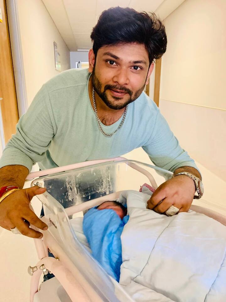 ন্ডাস্ট্রির অনেক পরিচিত মুখই হাজির ছিলেন অনীক কন্যার জন্মদিনে। আর তার কিছুদিনের মধ্যেই, বড় দিদি হল আদ্যা। পরিবারে এল নতুন সদস্য।