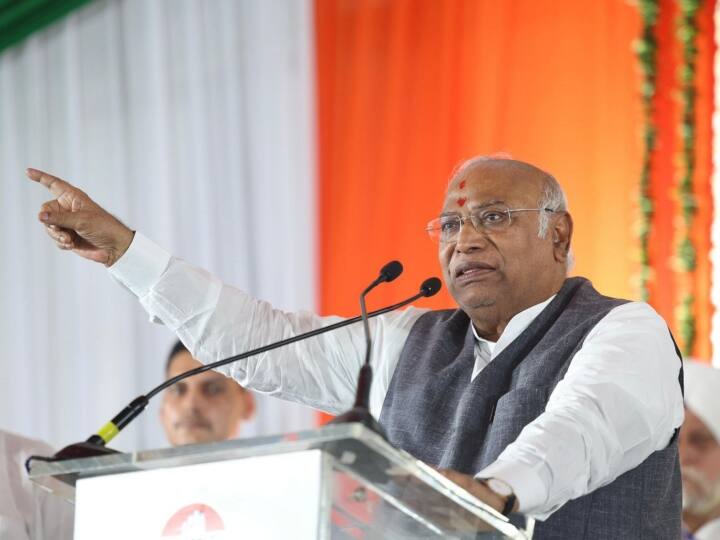 Mallikarjun kharge said KCR Party bjp b team sonia gandhi told 6 guarantees in Telangana Rangareddy rally Congress Rally: मल्लिकार्जुन खरगे ने KCR की पार्टी को बताया बीजेपी की B टीम, तेलंगाना में दिया 6 गारंटियों का भरोसा